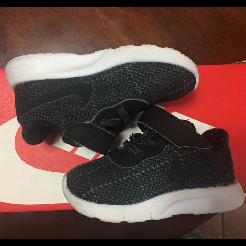 Nike Tanjun. Black-Cool Grey-White